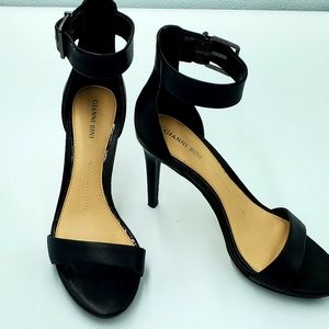 Gianni Bini Tovine Leather Two-Piece Stiletto Plat